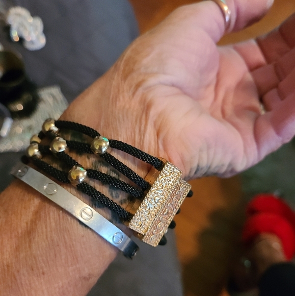 Black and gold bracelet costume - Picture 3 of 3